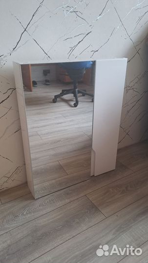 Шкафчик с зеркалом в ванную