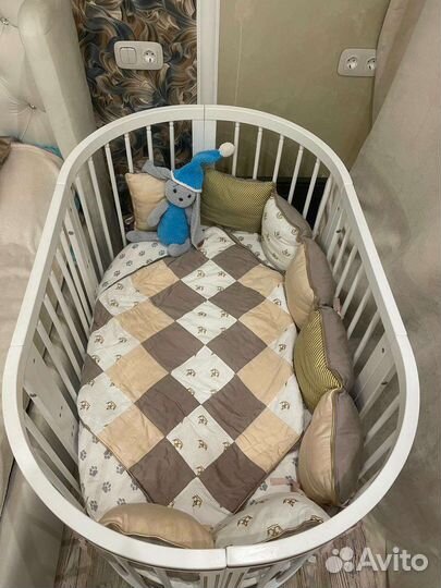 Детская кроватка с маятником белая