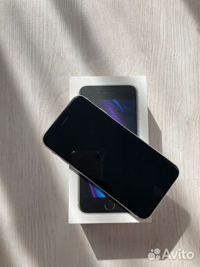 Телефон iPhone se 2020