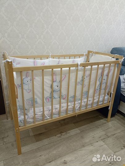 Детская кроватка с матрасом и бортами