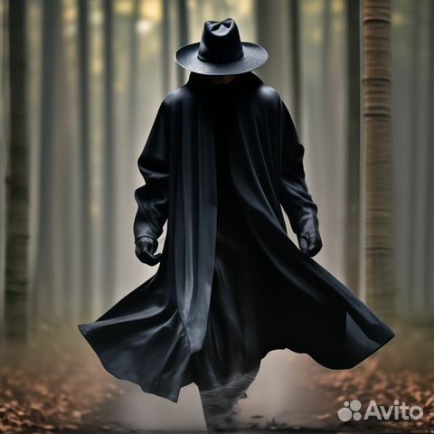 мистическая фигура в плаще на фоне старого особняка