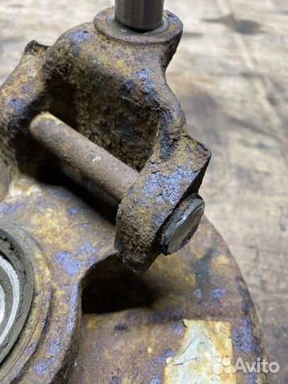 Ступица задняя левая с сборе Mazda Familia BH 4WD