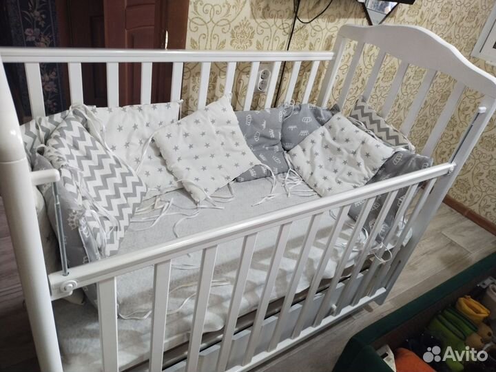 Детская кроватка с маятником и ящиком