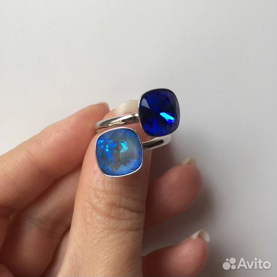Кольцо с синими и голубыми камнями Swarovski