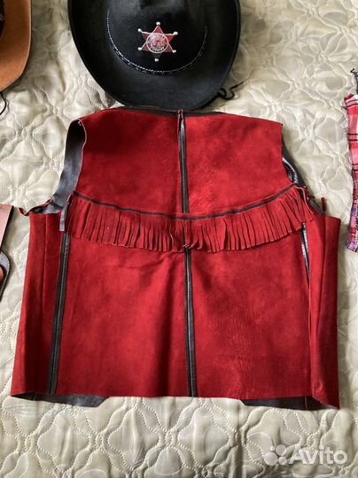 Ковбойские шляпы и костюм (жилетка и шляпа) шерифа