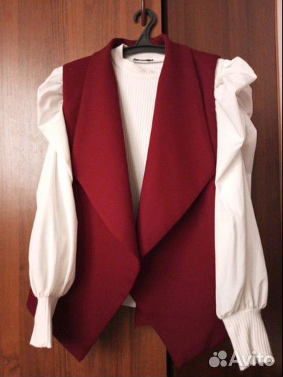 Костюм : жилет, брюки и блузка