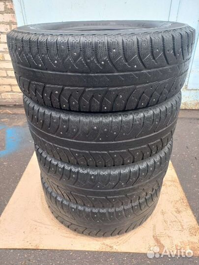 Bridgestone Ice Cruiser 7000 215/65 R16