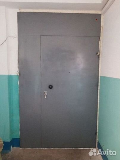Металлическая перегородка/кладовка с дверью