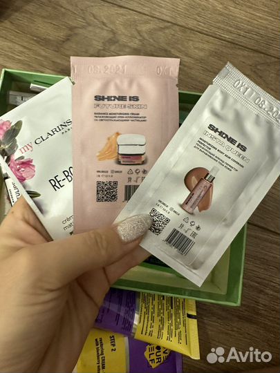 Коробка косметики и духи