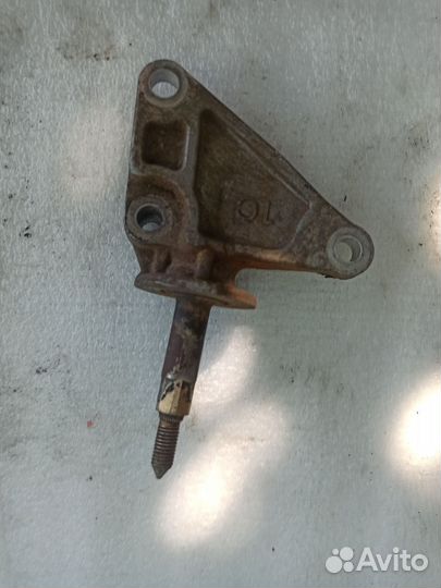 Кронштейн опоры двигателя Nissan tiida c11