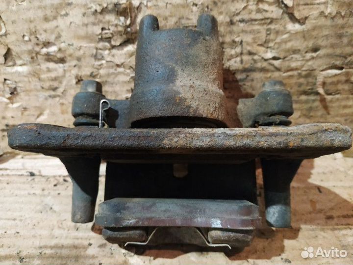 Суппорт тормозной задний левый Mitsubishi Pajero