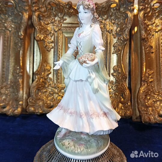 Королева Мая.Royal worcester.Статуэтка.Англия