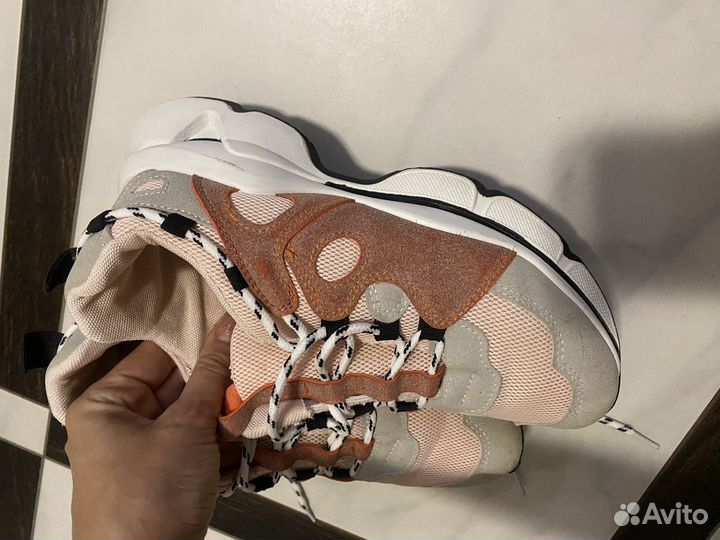 Кроссовки женские