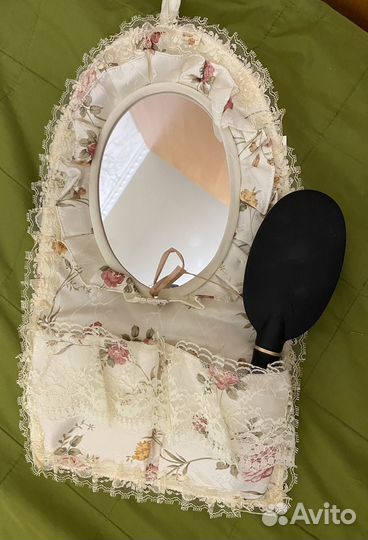 Зеркальце в матерчатом обрамлении с кармашками