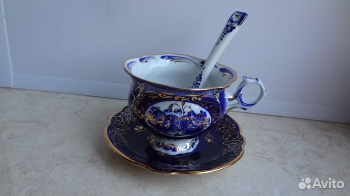 Фарфоровая чашка с блюдцем и ложкой