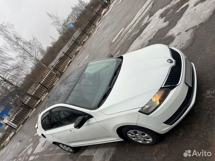 Skoda Rapid 1.6 МТ, 2018, битый, 127 000 км