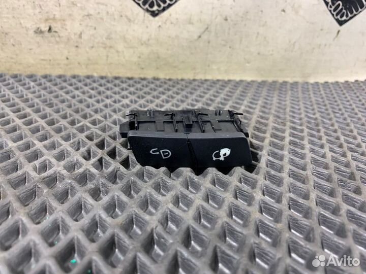 Кнопка центрального замка передняя правая