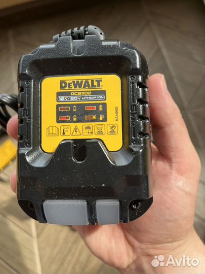 Зарядное устройство Dewalt DCB1102