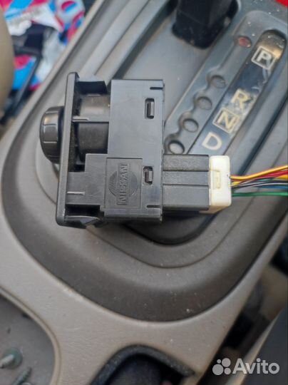 Блок управления зеркалами Nissan Sunny