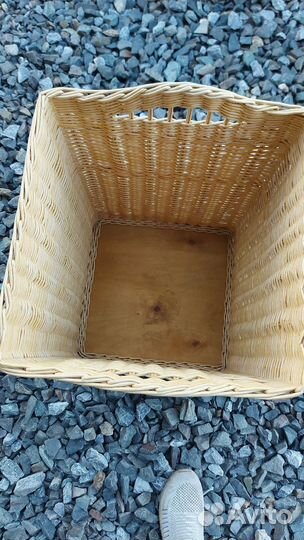Плетёная корзина для белья