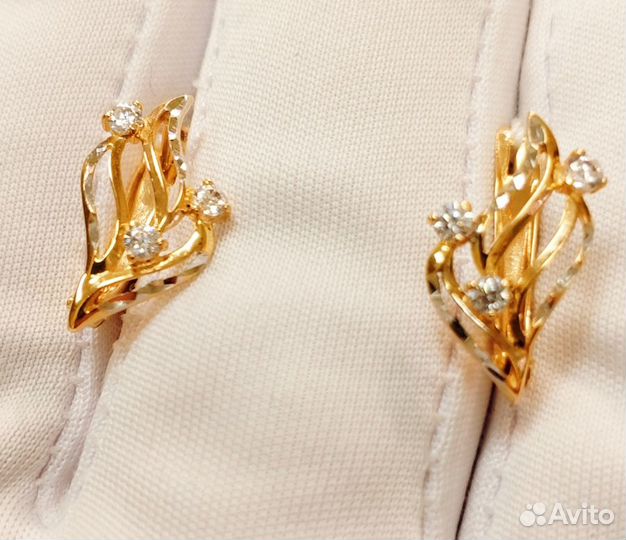 Золотые серьги с камнем