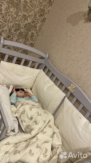 Детская кроватка с маятником и ящиком