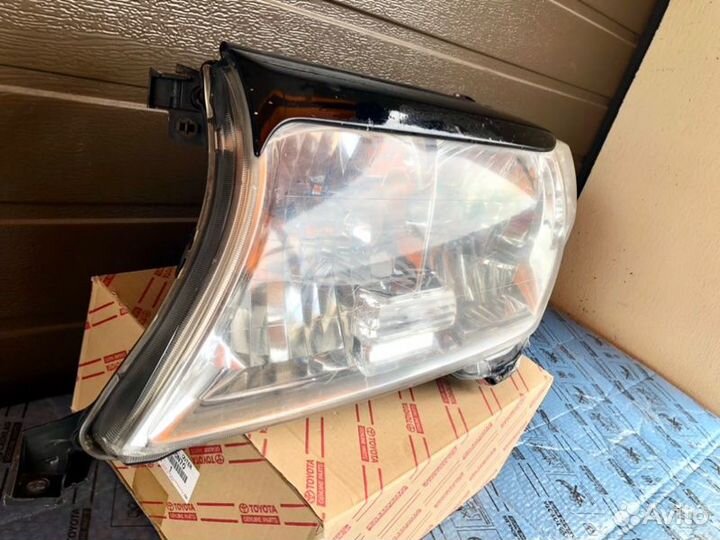 Фара передняя Toyota Lc 200 2007-2012