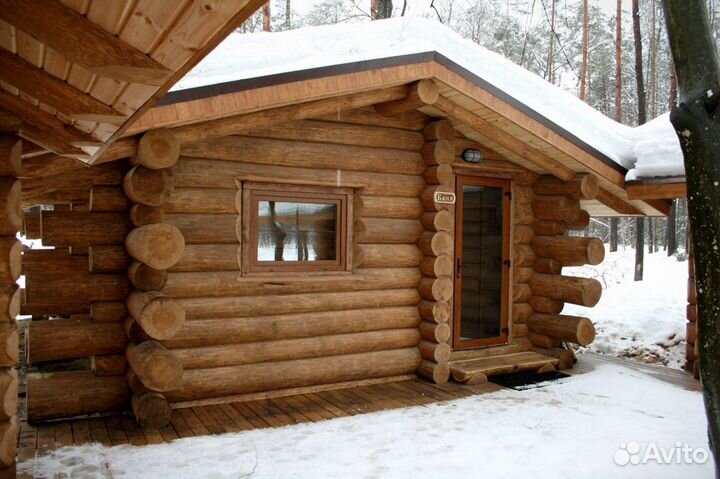 Сруб дома из зимнего леса