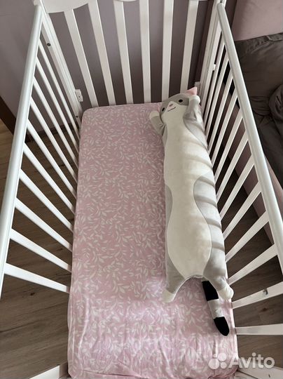 Детская кроватка с маятником белая и комод