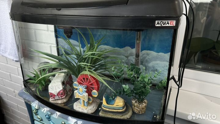 Аквариум с украшениями и тумбой