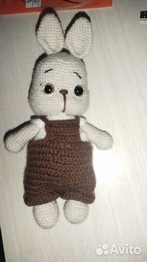 Вязаная игрушка зайка