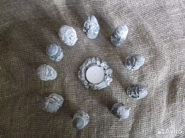 Фигурки славянских богов у костра пантеон кумиры