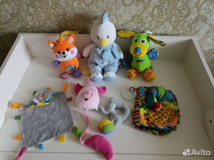 Фирменные игрушки для малышей пакетом