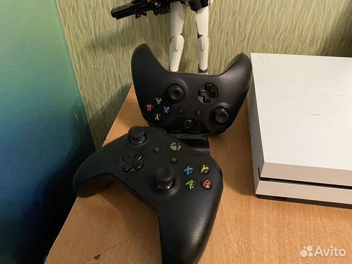 Xbox One s 500 gb два геймпада