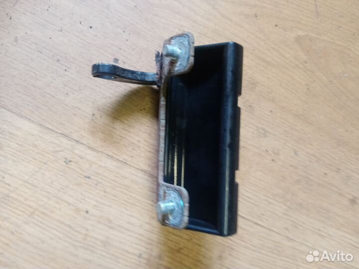 Ручка крышки багажника Мицубиси Аутлендер 1