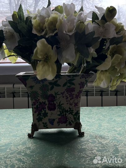 Фарфоровая ваза -кашпо на бронзовых ножках