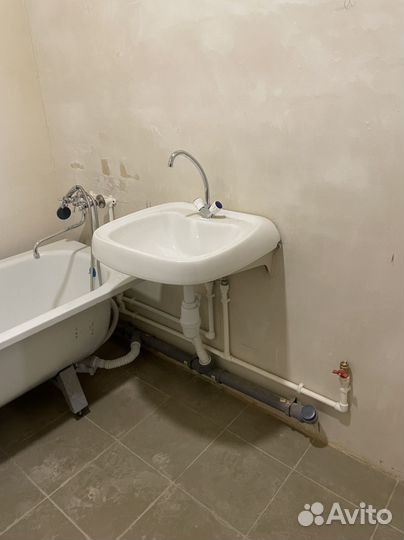 Раковина от застройщика новая