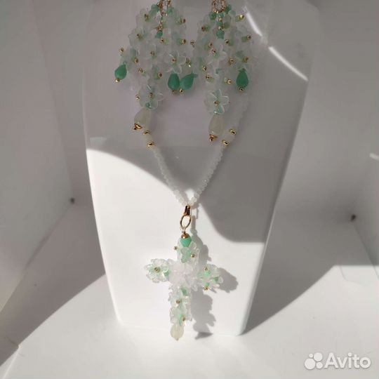 Украшение из бисера и камней