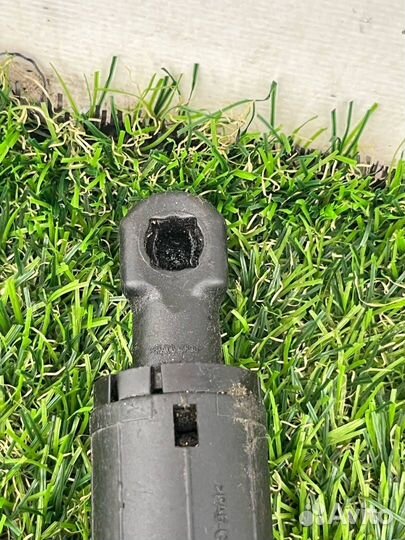 Амортизатор крышки багажника Tesla Model Y 2021