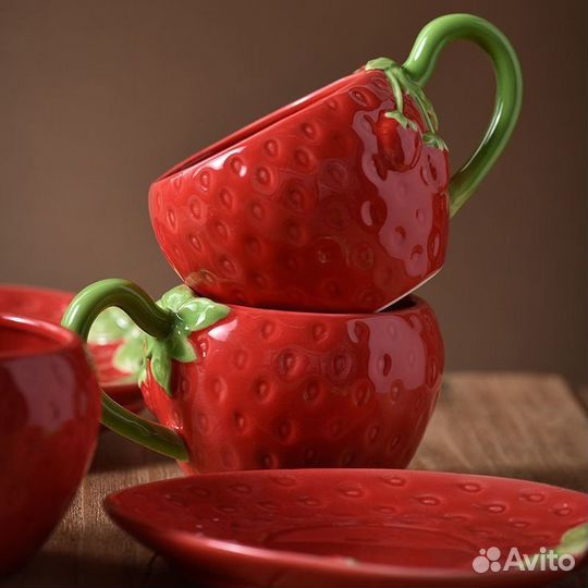 Чашка и блюдце клубника