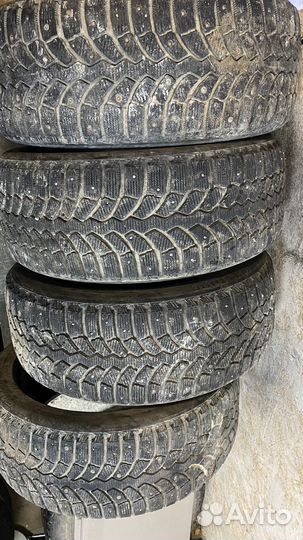 Bridgestone Blizzak Spike-01 215/50 R17 T