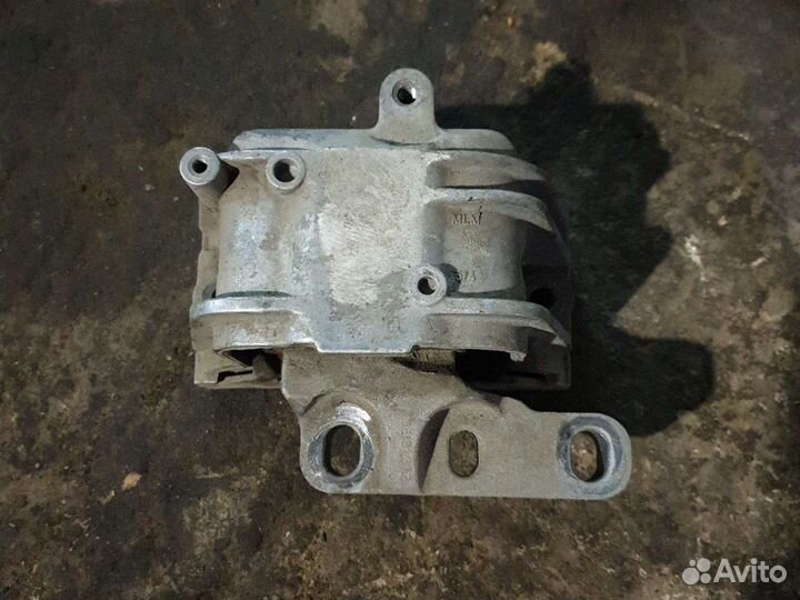 Подушка двигателя фольцваген пассат b6 2.0 BVY