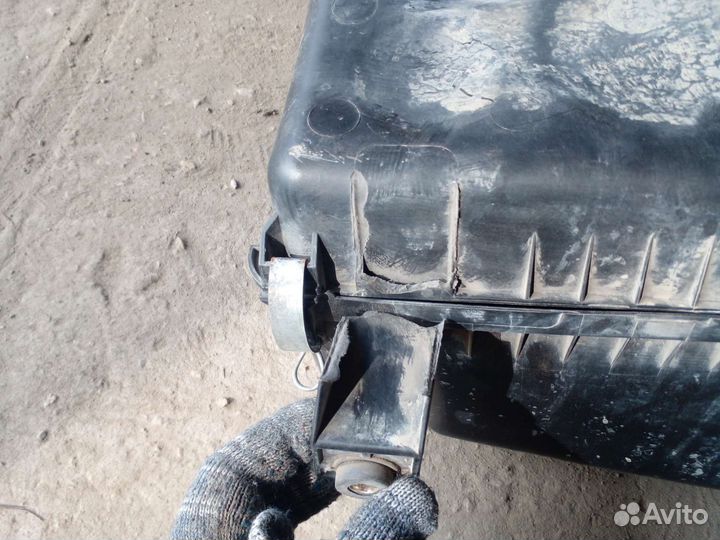 Корпус воздушного фильтра Toyota Land Cruiser 200