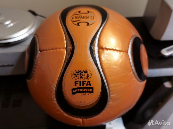 Футбольный мяч adidas Teamgeist Забронирован