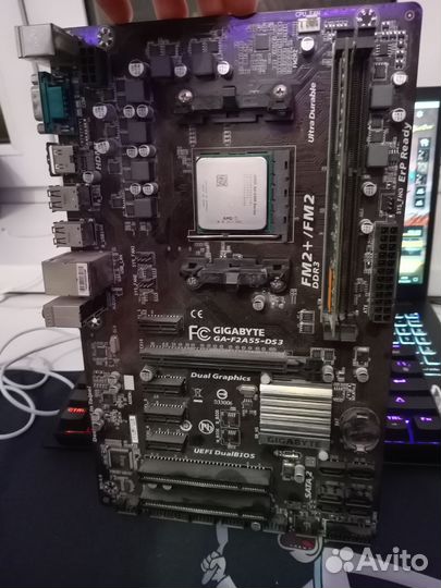 Материнская плата с процессором и памятью