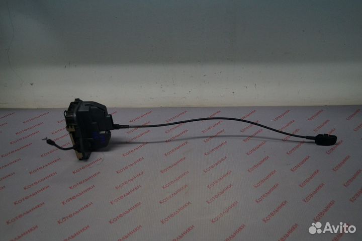 Nissan 82500-AV600 Замок задний правый