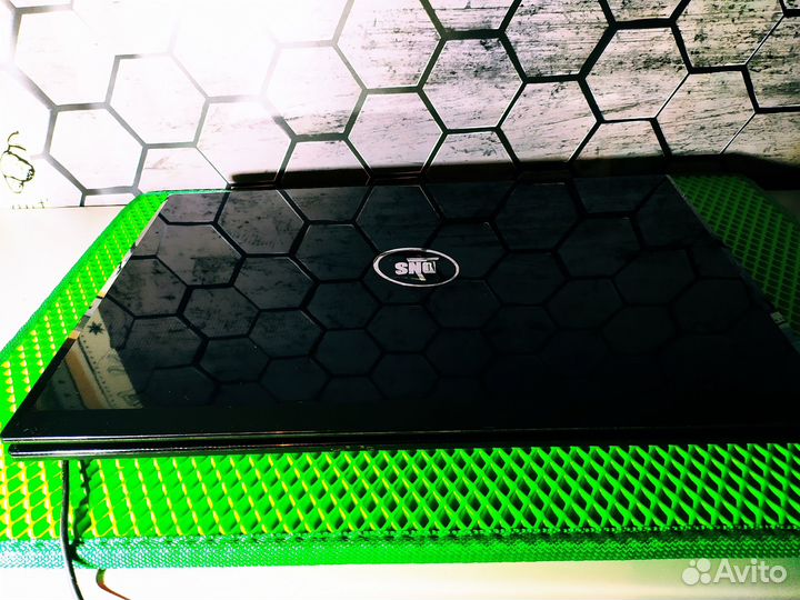 DNS W270HUQ-17 Дюймов\ Core i3-2 Gen \ 3 Озу \ SSD