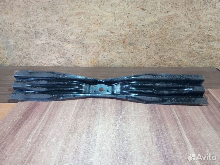 Балка запаски Toyota land cruiser 100 05г