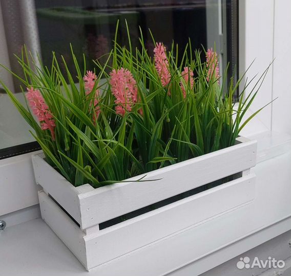 Осока с лавандой в деревянном кашпо