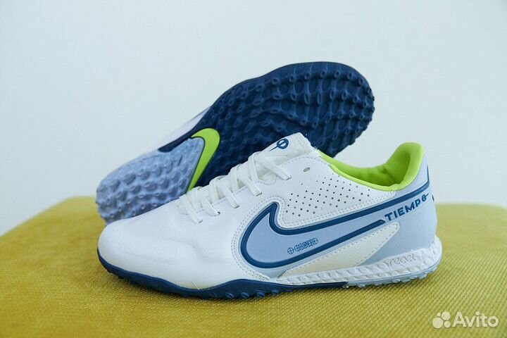 Футбольные бутсы, сороконожки